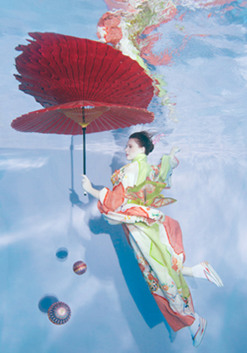 Levitation, Young Kimono Beauty in water / TOKYO POST CARD AWARD 2018