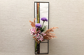Single-flower vase in the Autumn of 2025