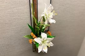 Single-flower vase in the Autumn of 2026